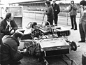Mirage M6 (1972) - Der neu eingeführte 3-Liter Gulf Mirage M6 während den Testtagen vor dem eigentlichen Rennen - Derek Bell (Mitte) und Team Chef John Horsman (unten links) (12 Stunden von Sebring 1972)