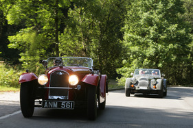Morgan 4-4 (1936) - in flotter Fahrt, der alte kann gegenüber seinem 75 Jahre jüngeren Nachwuchs gut mithalten Morgan 4-4 (1936) - in flotter Fahrt, der alte kann gegenüber seinem 75 Jahre jüngeren Nachwuchs gut mithalten