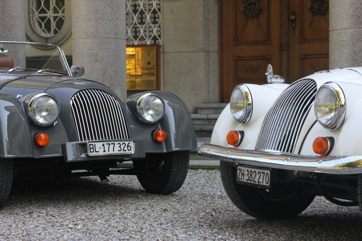 Morgan 4 4 (1977) - fast 35 Jahre trennen die beiden Fahrzeuge, der Neue links, der Alte rechts
