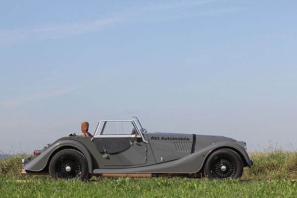 Morgan 4/4 (2011) - Unveränderte Silhouette, nur die Kopfstützen verraten den neuwertingen Morgan