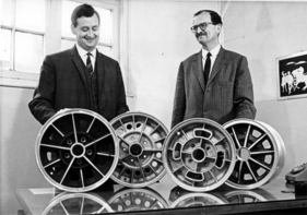 Morgan Plus 8 (1968) - eine Auswahl Aluminium-Felgen, für den Plus 8 wählte man das zweite von links, zu sehen sind Chairman Joseph Cheesewright (rechts) und E. R. Shalts, der technische Direktor von Cheesewright & Fowler Ltd Morgan Plus 8 (1968) - eine Auswahl Aluminium-Felgen, für den Plus 8 wählte man das zweite von links, zu sehen sind Chairman Joseph Cheesewright (rechts) und E. R. Shalts, der technische Direktor von Cheesewright & Fowler Ltd
