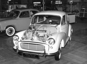 Morris Minor 1000 (1956) - London Motorshow 1956 - die transparenten Motorhaube erlaubt einen Einblick in die Technik