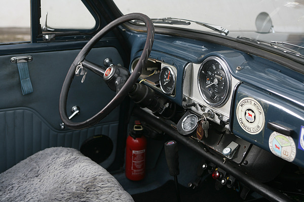 Morris Minor 1000 Tourer (1969) - Zweispeichenlenkrad und nachgerüsteter Drehzahlmesser