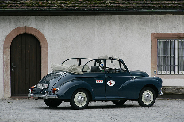 Morris Minor 1000 Tourer (1969) - das Anbringen der Verdeckhülle dauert wesentlich länger als das Öffnen des Daches