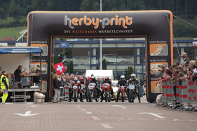 Motorradfeld bereit zum Start - am 24. Oldtimer Grandprix Safenwil 2015