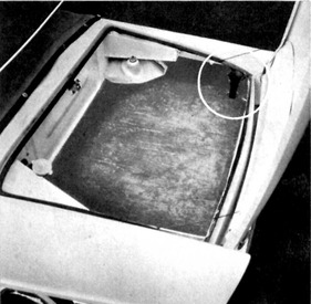 NSU Spider (1964) - Der Wankelmotor sitzt unter dem Gepäck, die Luft wird in der Heckklappe gefiltert und über den Gummitrichter rechts oben angesogen