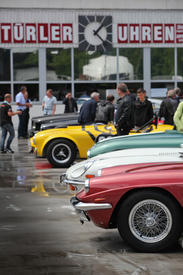 Noch eine gute halbe Stunde bis Versteigerungsbeginn - Dolder-Versteigerung der Oldtimer Galerie am 11. Juni 2016