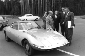 Opel Experimental GT (1965) - hier wird der Wagen von Bob Lutz und Juan Manuel Fangio, der als VIP-Consultant beigezogen wurde, validiert
