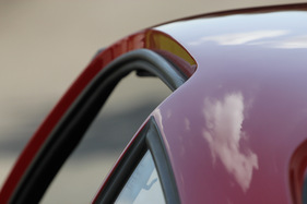 Opel GT 1100 (1970) - Die Türausschnitte ragen zwecks komfortablerem Einstieg weit ins Dach hinein