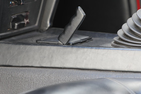 Opel GT 1100 (1970) - mit diesem Hebel und kräftigem Bizepseinsatz werden die Scheinwerfer aus- oder eingerollt