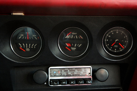 Opel GT 1900 (1971) – Anzeigen für Ladestrom, Öldruck, Wassertemperatur, Benzinstand und Uhrzeit