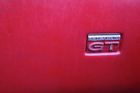 Opel GT 1900 (1971) – Namenszug am Armaturenbrett