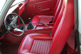 Opel GT 1900 (1971) – Unrestaurierter Innenraum in "Kunstleder perforiert, rot"