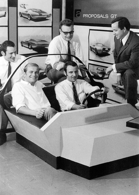 Opel GT (1966) - Opels Design Team, geleitet durch Erhard Schnell, testet das Cockpit des GT