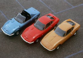 Opel GT (1969) - rechts der Prototyp von 1965, in der Mitte das Serienfahrzeug, links der Aero