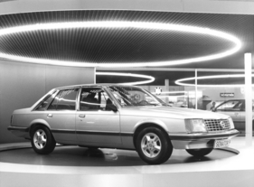 Opel Senator (1977) - vielbewunderte Neuheit auf dem Opel-Stand, Produktion für das kommende Frühjahr angekündigt - Internationale Automobilausstellung (IAA) in Frankfurt 1977