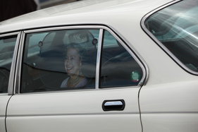 Optische Täuschung - die britische Königin auf dem Jaguar - am 24. Oldtimer Grandprix Safenwil 2015