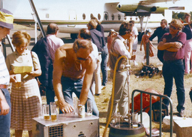 Party für die Passagiere - auf dem Flugfeld von Le Mans arrangiert Arcus-Koordinator Klaus Wagner (am Zapfhahn) 1989 eine zünftige Freiluft-Party für seine Reisegesellschaft Party für die Passagiere - auf dem Flugfeld von Le Mans arrangiert Arcus-Koordinator Klaus Wagner (am Zapfhahn) 1989 eine zünftige Freiluft-Party für seine Reisegesellschaft