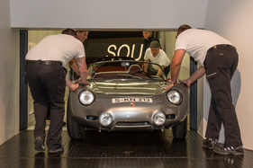Porsche 718 RS 60 Spyder (1960) an der Porsche Soundnacht 2016 - vor dem Aufzug