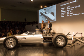 Porsche 804 Formel1 (1962) an der Porsche Soundnacht 2016 - mit imposanter Abgas Absaugung Porsche 804 Formel1 (1962) an der Porsche Soundnacht 2016 - mit imposanter Abgas Absaugung