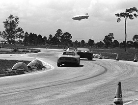 Porsche 904/8 (1965) - Der Iso Grifo A3C von Bizzarini Automobili eingeklemmt von zweien Porsche 904 (12 Stunden von Sebring 1965)