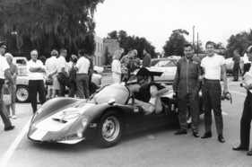 Porsche 906 LH (1967) - Das Schweizer Team namens Squadra Tartaruga mit den Fahrern Rico Steinemann (rechts) und Dieter Spoerry (im Carrera 6 sitzend) holten den sechsten Gesamtplatz! (12 Stunden von Sebring 1967). In der Mitte Max Pichler (Boxenchef).