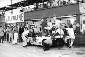 Porsche 908/01 (1970) - Das ist der Porsche 908/01 von Steve McQueen während einem Boxenstopp - Sie wurden Gesamtzweiter und holten natürlich den Klassensieg der 3-Liter Prototypen (12 Stunden von Sebring 1970)