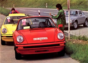 Porsche 911 (1975) - eine Karawane von Presse-Fahrzeugen, auch hier knallige Farben