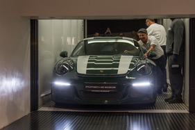 Porsche 911 R Typ 991 (2015) an der Porsche Soundnacht 2016 - im Aufzug