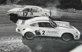Porsche 911S (1977) - Gegenverkehr für Paul Newman im Porsche 911S - Um ein Haar wäre er mit dem spulenden Chevrolet Nova von Tim Chitwood und Vince Gimondo kollidiert (12 Stunden von Sebring 1977)