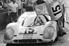 Porsche 917 K (1970) - Der Gulf Porsche 917 Kurzheck des John Wyer Teams mit Fahrern Jo Siffert und Pedro Rodriguez am Boxenstopp - Sie erreichten Gesamtplatz 4. (12 Stunden von Sebring 1970)