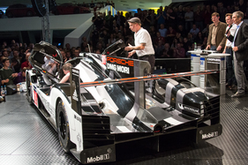 Porsche 919 (2015) an der Porsche Soundnacht 2016 - auf der Bühne