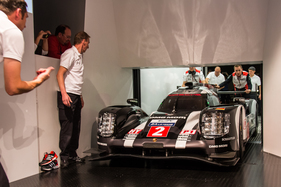 Porsche 919 (2015) an der Porsche Soundnacht 2016 - im Aufzug