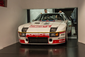 Porsche 924 GTP (1980) an der Porsche Soundnacht 2016 - im Aufzug