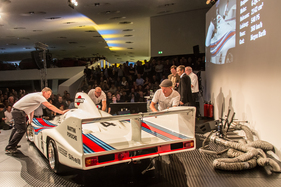 Porsche 936/77 Spyder (1977) an der Porsche Soundnacht 2016 - Getting out