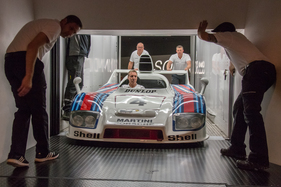 Bild Porsche 936/77 Spyder (1977) an der Porsche Soundnacht 2016 - im Aufzug