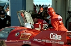 Porsche 962 (1986) - Der berühmte Coke Porsche 962 war Gesamtsieger mit den Fahrern Bob Akin, Hans-Joachim Stuck and Jo Gartner - Hier gerade beim Fahrerwechsel (12 Stunden von Sebring 1986)