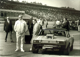 Privat-Initiative - Herbert Linge und Rennarzt Dr. Eddie Rothenfelder (links) mit dem ersten Porsche 914/6 am Ende des Formel-2-Feldes 1972 in Hockenheim Privat-Initiative - Herbert Linge und Rennarzt Dr. Eddie Rothenfelder (links) mit dem ersten Porsche 914/6 am Ende des Formel-2-Feldes 1972 in Hockenheim