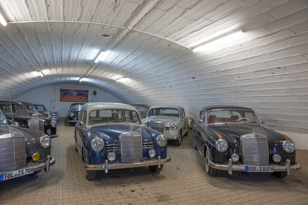 Rechts ein besonders seltenes Mercedes 220 S Coupé - Einblicke in die Arbeit der Ponton-Manufaktur