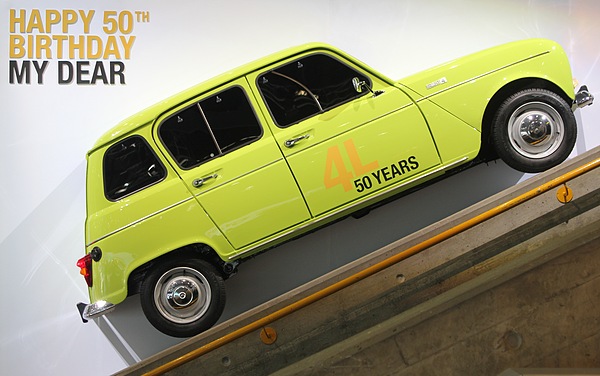 Renault R4L (1961) am Genfer Autosalon 2011 - Renault-Historie als Wandschmuck bei der Treppe vom Renault-Stand weg