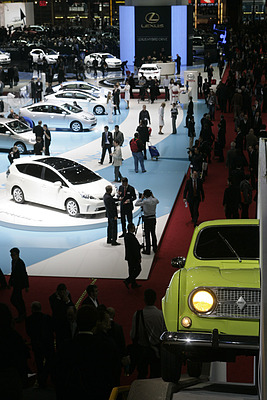 Renault R4L (1961) am Genfer Autosalon 2011 - wieviel sparsamer ist ein Prius wirklich als ein R4L