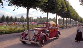 Roter Armstrong Siddeley HP25 Open Tourer im Schlosspark von Schloss Schwetzingen an der Classic-Gala 2007