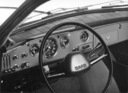 Saab 96 (1967) - Lenkrad und Armaturenbrett der V4-Version, man beachte das V4-Zeichen auf der Beifahrerseite