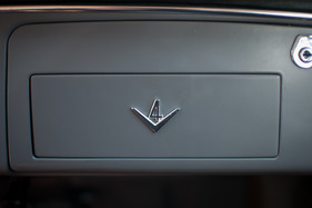 Saab 96 V4 Deluxe (1969) - auf dem Handschuhfachdeckel prangt das V4-Emblem