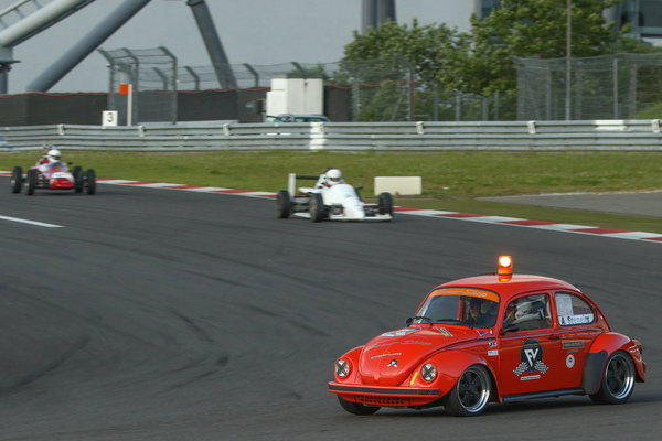 Safety Car an der Historic Trophy Nürburgring 2016 während den Formel Vau und Formel Super Vau Rennen