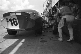 Shelby Cobra Daytona Coupe (1965) - Die Shelby Cobra #16 mit Phil Hill beim Boxenstopp (12 Stunden von Sebring 1965)
