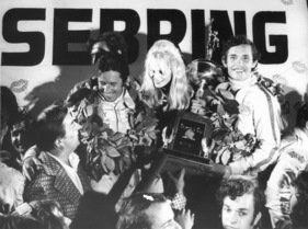 Siegerehrung mit Mario Andretti (links von der schönen Frau) und rechts davon Jacky Ickx (12 Stunden von Sebring 1972)