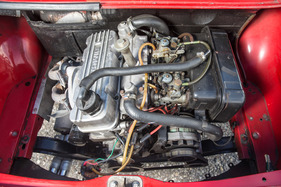 Simca 1000 Rallye 2 (1977) - die Zündkerzen sind unter den Vergasern