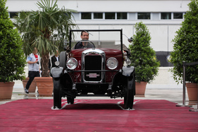 Singer Senior Tourer (1928) - verkauft für CHF 23'520 (EUR 21'578) - an der Dolder-Versteigerung der Oldtimer Galerie am 11. Juni 2016 Singer Senior Tourer (1928) - verkauft für CHF 23'520 (EUR 21'578) - an der Dolder-Versteigerung der Oldtimer Galerie am 11. Juni 2016