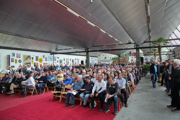 Bild Spannung vor dem Beginn der Auktion - an der Versteigerung der Oldtimer Galerie am 23. April 2016 in Toffen